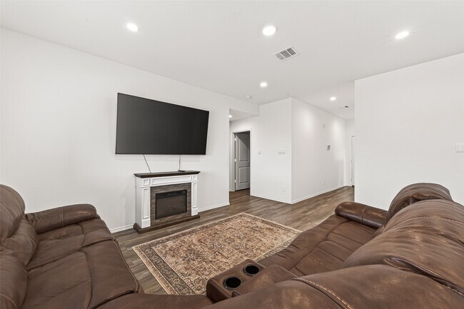Building Photo - 40603 Pine Spruce Ln