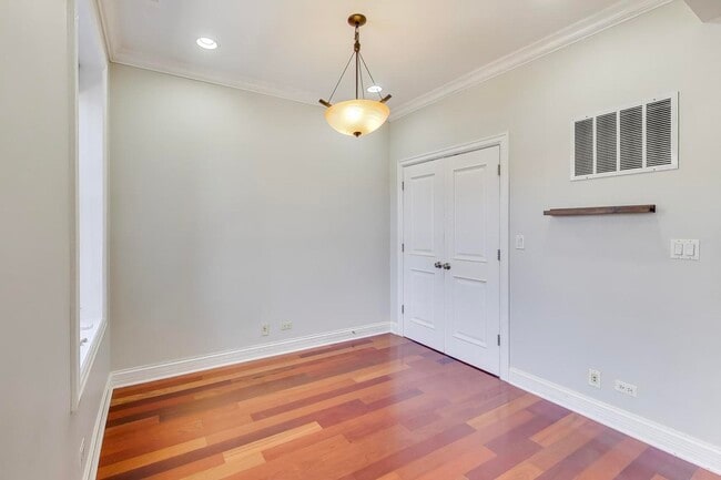 Building Photo - 4331 N Sacramento Ave