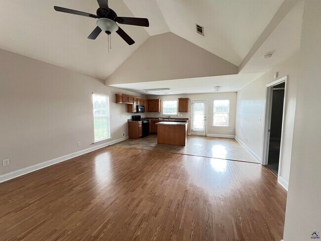 Building Photo - 114 Shasta Dr