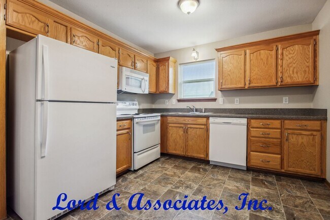 Building Photo - 1210 NW Willow Dr