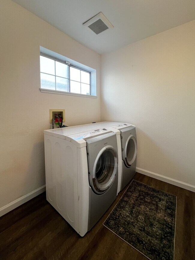 Building Photo - Beautifully Updated 3-Bedroom Home + Bonus Room with Private Backyard Retreat