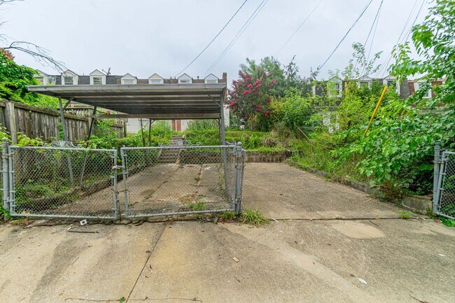 Building Photo - Newly Renovated Three Bedroom house in Par...