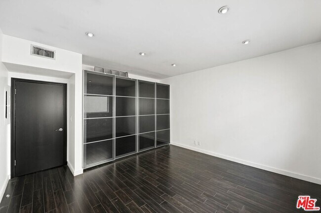 Building Photo - 825 S Le Doux Rd