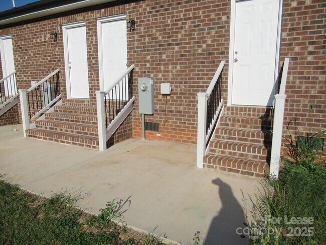 Building Photo - 419 Northbrook III School Rd