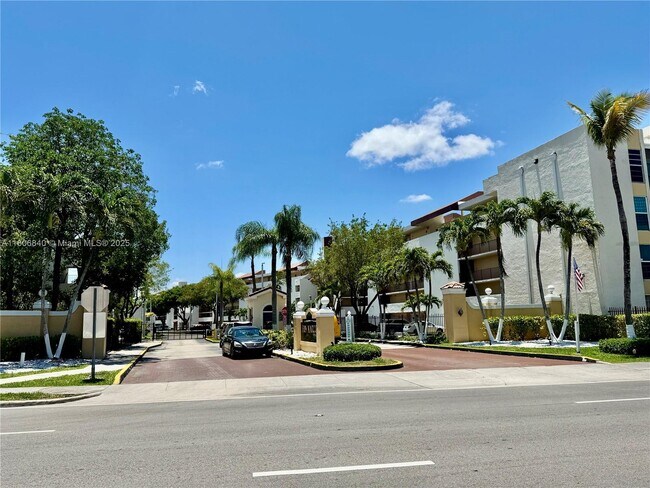 Building Photo - 8810 Fontainebleau Blvd