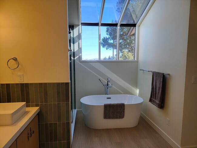 Building Photo - 6901 Robin Ct