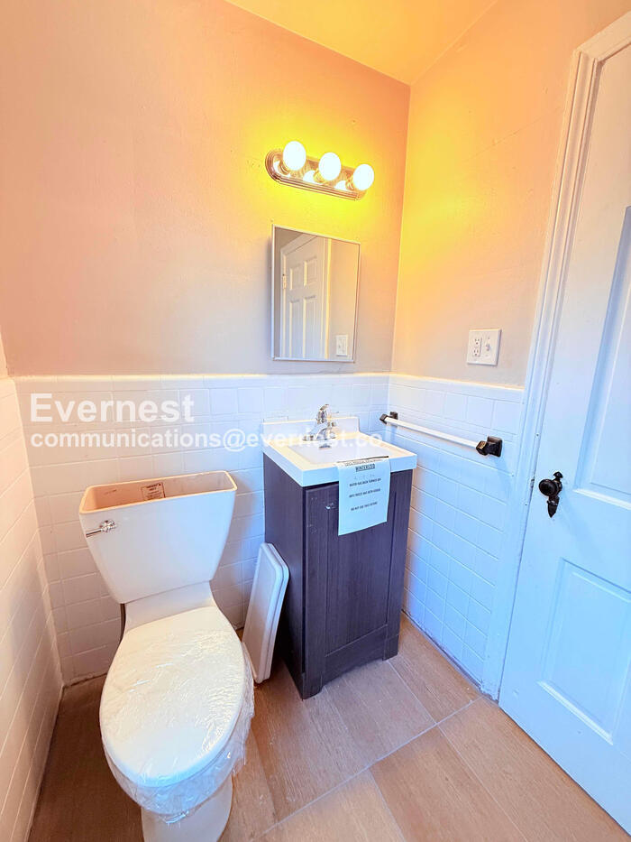 Building Photo - 5747 Lakepointe St