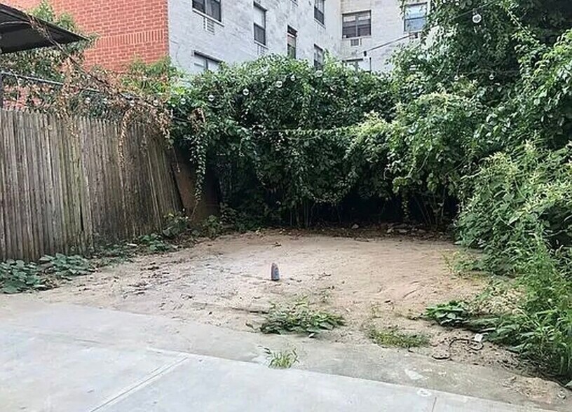 Building Photo - 165 Covert St