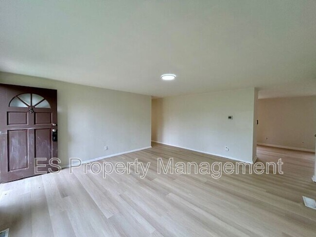 Building Photo - 825 Sweetbriar Ave