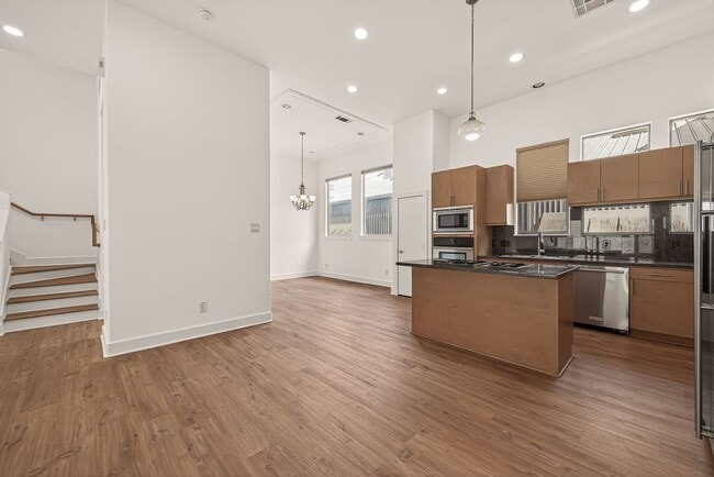 Building Photo - 724 Ruthven St