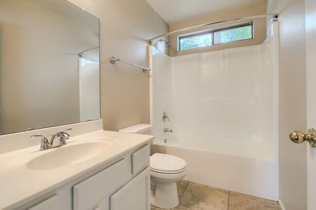 Building Photo - 5323 E Taylor St