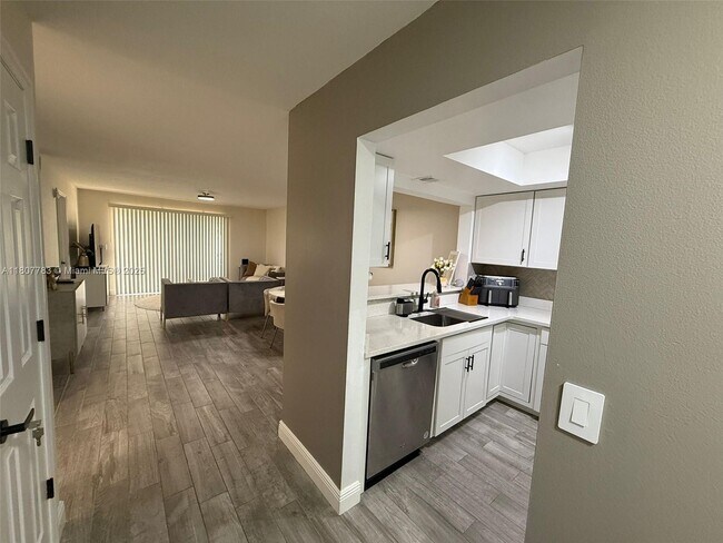 Building Photo - 300 Promenade Dr