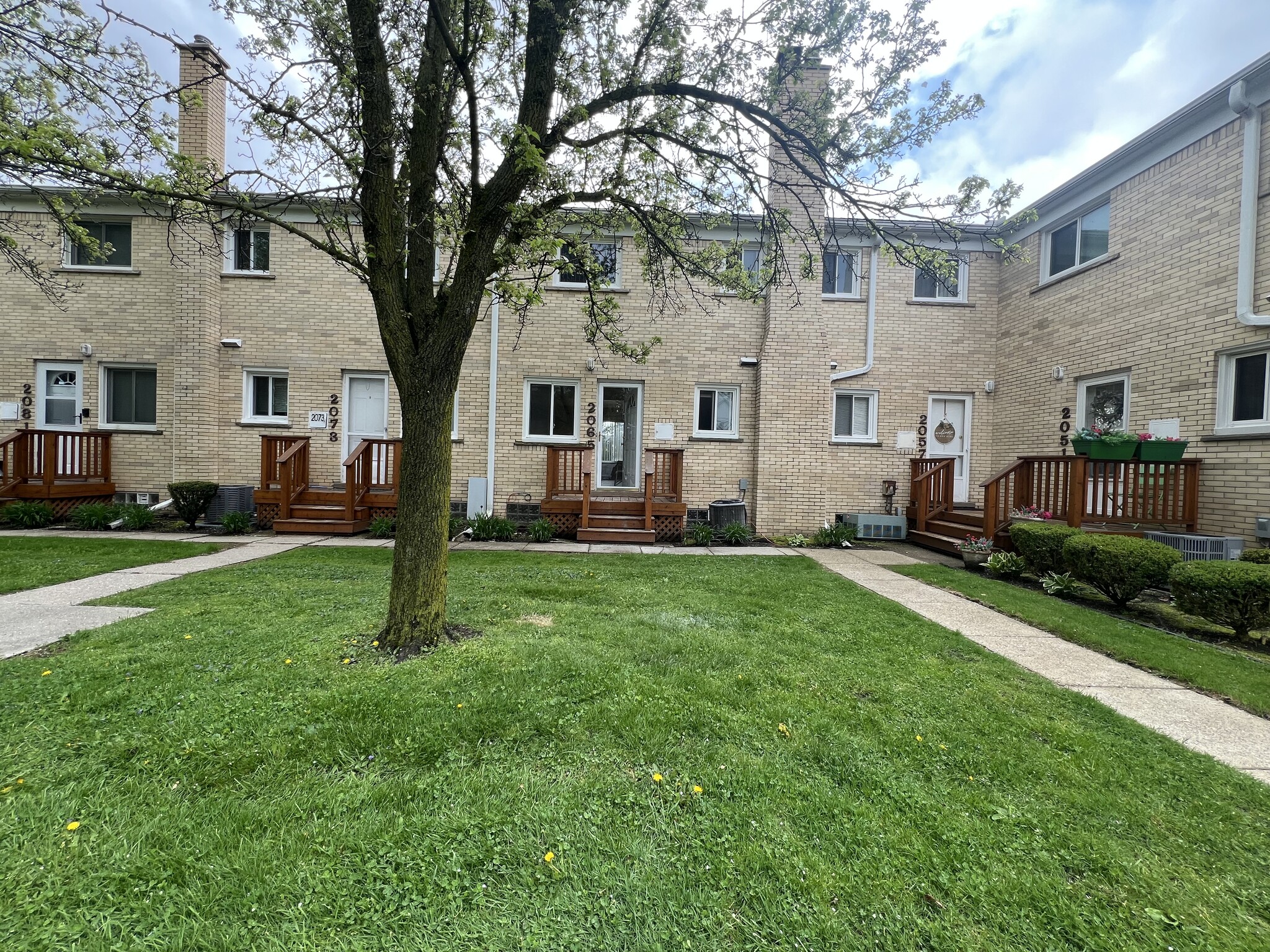 Building Photo - 2065 E Maple Rd
