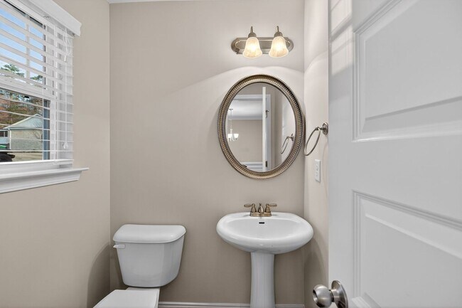 Building Photo - Move-In Ready Gem with Main-Level Owner's Suite