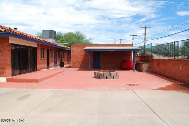 Building Photo - 1604 E 10th St