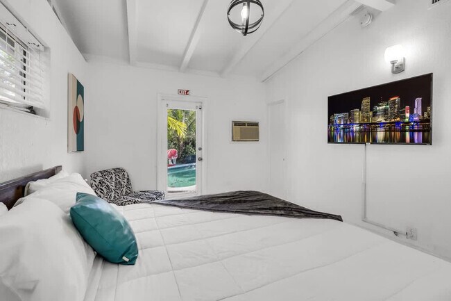 Building Photo - 714 NE 17th Ct