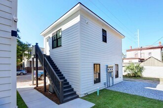 Building Photo - Downtown Carriage Home!