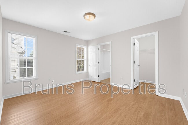 Building Photo - 5611 Sycamore Glen Rd