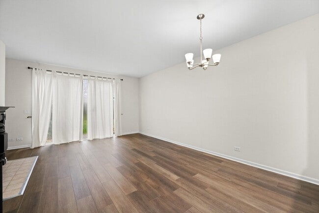 Building Photo - 2-Bedroom Townhouse in Waukegan - Gurnee School District