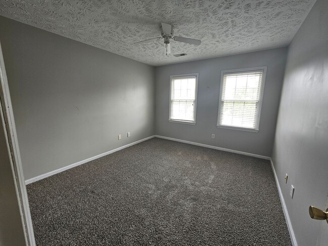Building Photo - 4 Bedroom, 2.5 Bath Home Located in the Es...