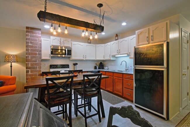 Building Photo - 121 S Railroad St