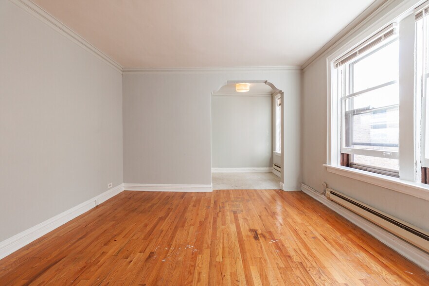 Building Photo - 435 W Roscoe St