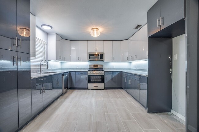 Building Photo - BEAUTIFULLY-RENOVATED JEFFERSON HEIGHTS HOME