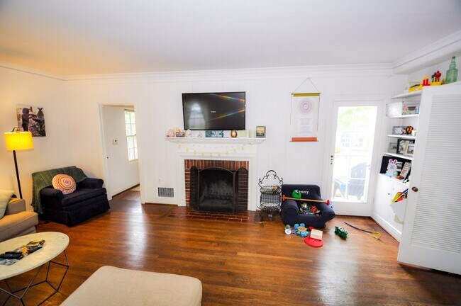 Building Photo - Beautiful 4 bedroom, 3 bath house. Available end of March. Long Term Unfurnished Rental!