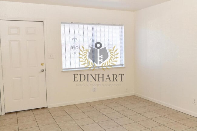 Building Photo - 2303 S Poppy Ave