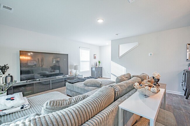 Building Photo - Spacious 4 bed, 2.5 bath Home with Neighbo...