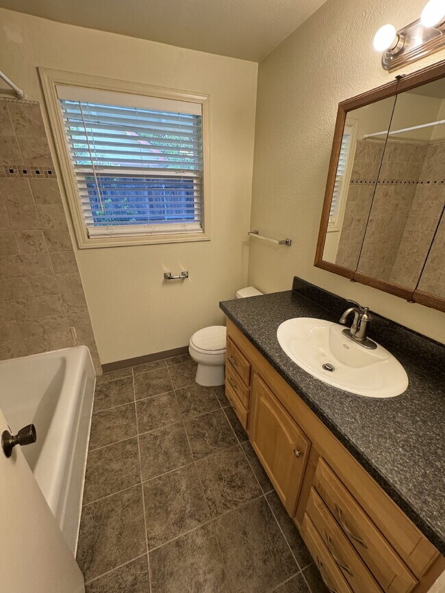 Building Photo - Milwaukie Tri-plex, 2-Bedroom, Near Transp...