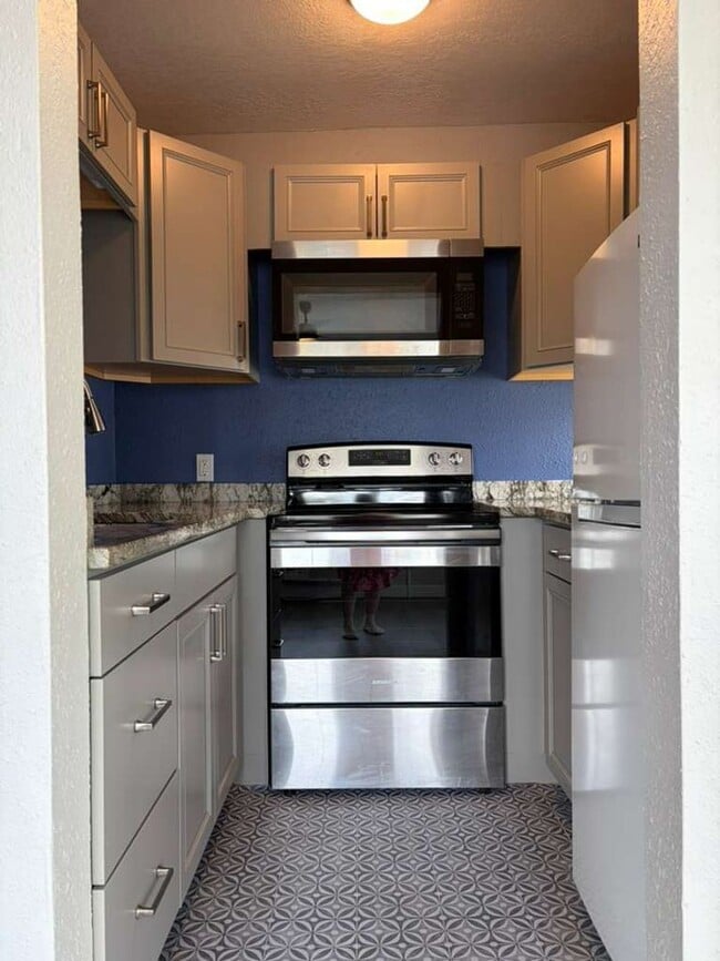 Building Photo - P233 - Lynd #9