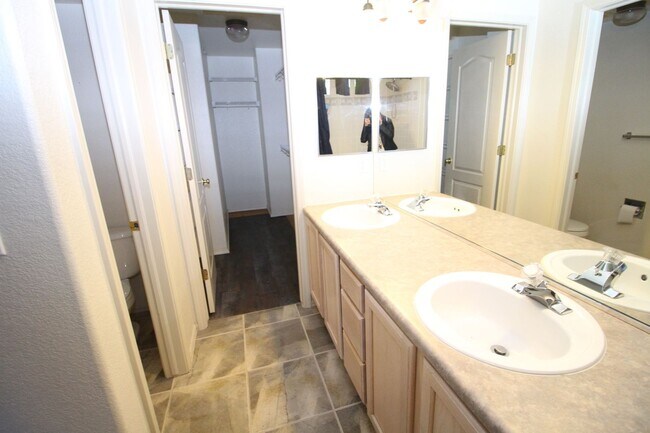 Building Photo - Beautiful 2bdrm 3 bath 2 car garage townhome