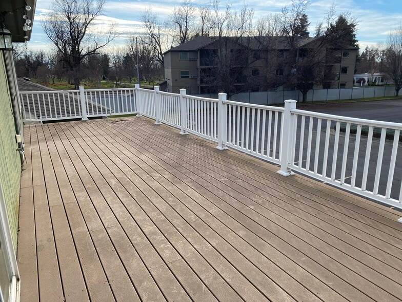 Large peaceful balcony - 2122 Howard St