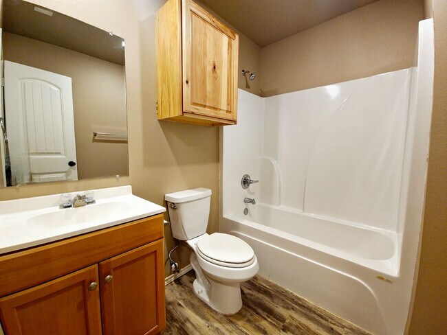 Building Photo - Cozy 3 Bedroom Home