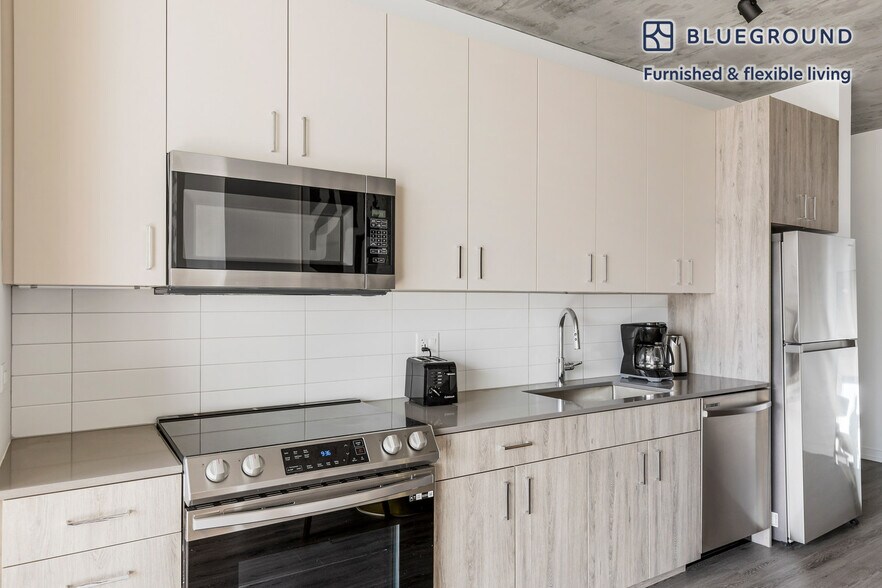 Building Photo - 460 W Chicago Ave