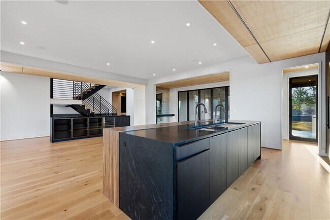 Building Photo - 1033 Reeder Cir NE