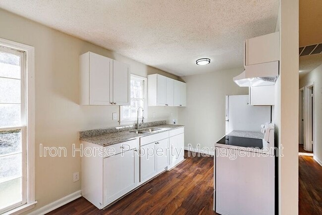 Building Photo - 414 W Richland Ave