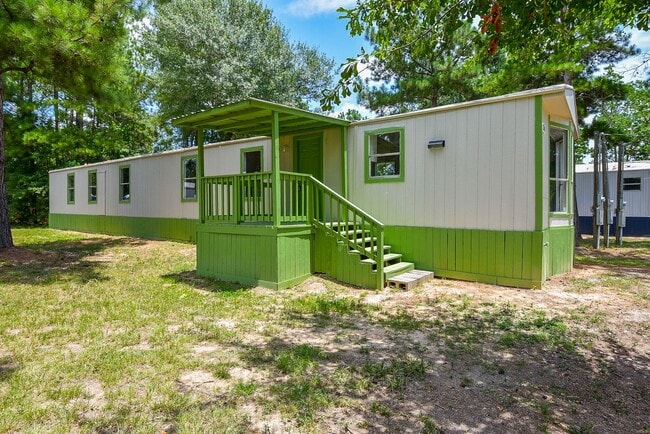 Building Photo - Be part of this cozy community at Roy Harris Loop