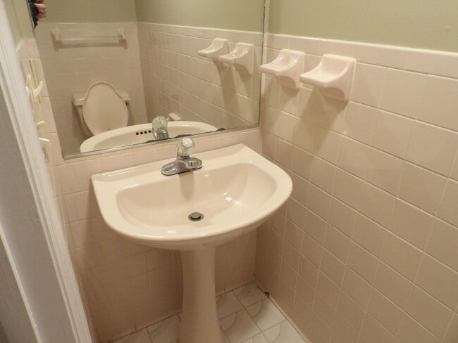 Building Photo - 244 Meadowview Dr