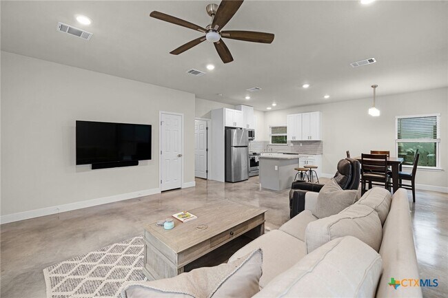 Building Photo - 446 W Overlook Dr