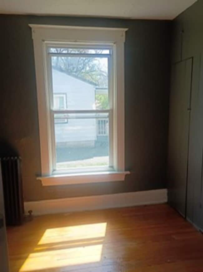 Building Photo - Lockland gem