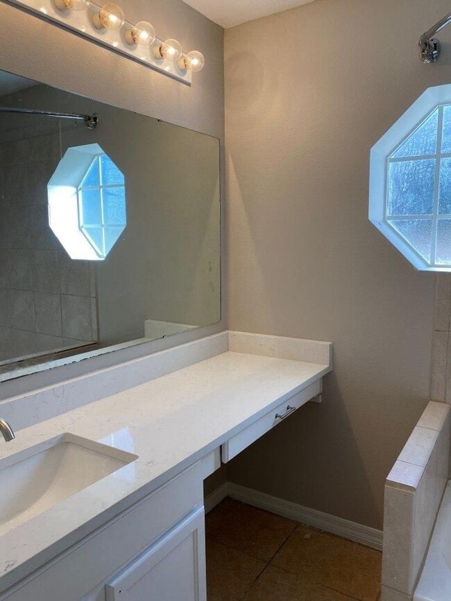 Building Photo - 1123 Breezy Knoll St