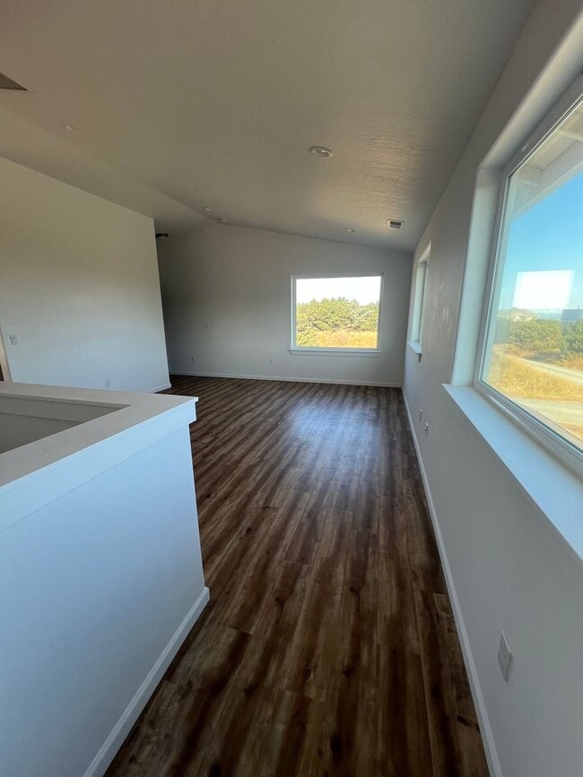 Building Photo - Beautiful 3 bedroom, 2 1/2 bath House with Ocean View!