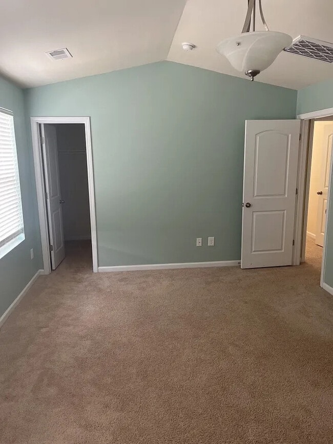Building Photo - 4 Bedrooms 2.5 Bathrooms
