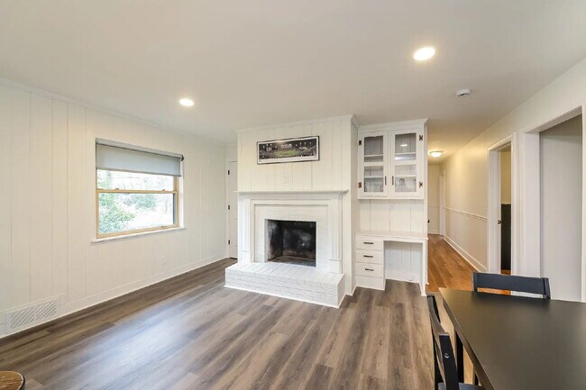 Building Photo - Available Fall Semester or Short Term rental!