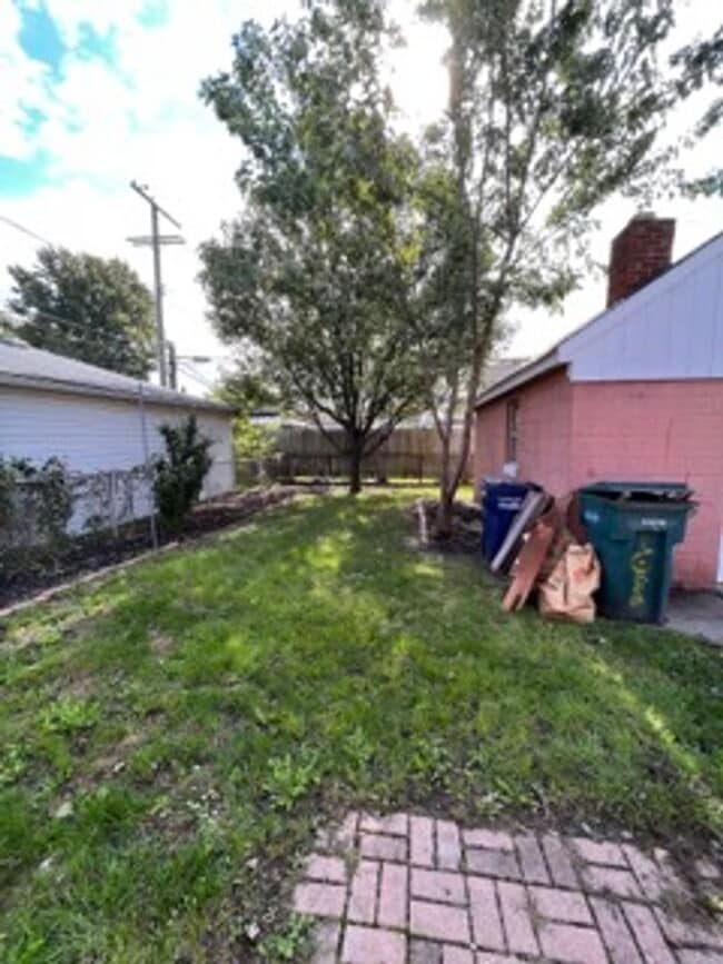 Building Photo - Beautifully maintained 3 bed - 1.5 Bath in Lincoln Park!