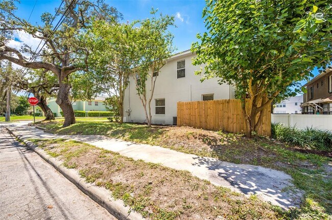 Building Photo - 2101 W De Leon St