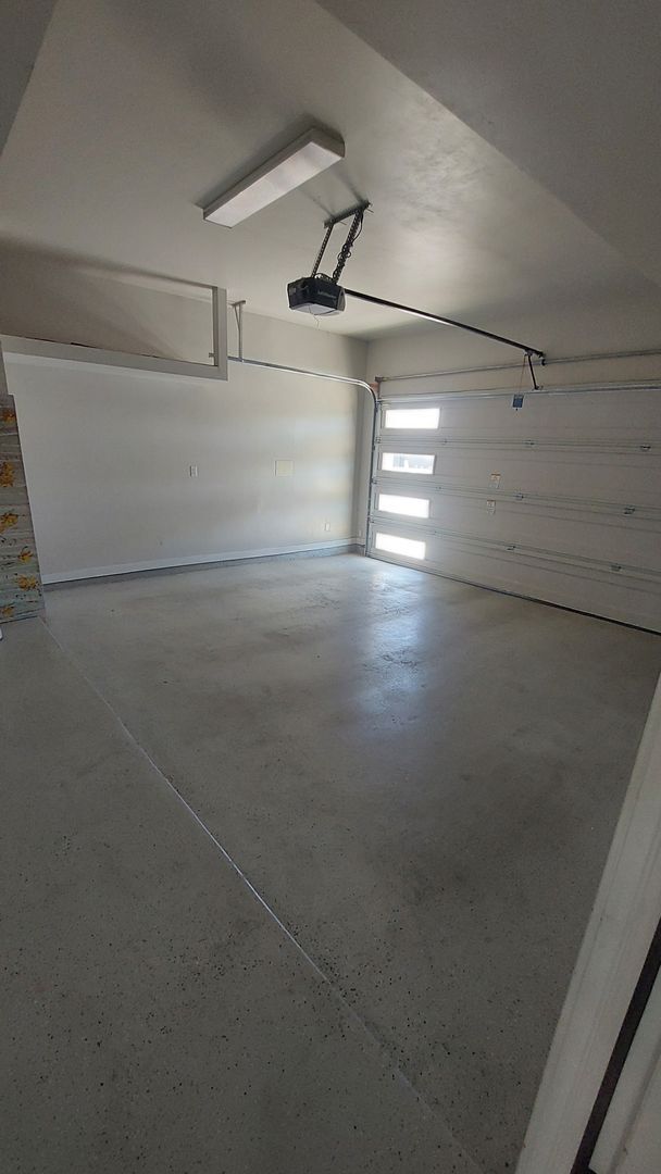 Building Photo - Beautiful 4 bedroom 2.5 bathroom home! READY NOW