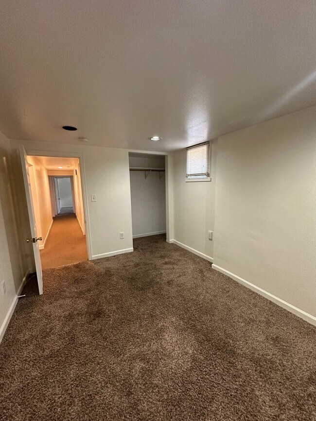 Building Photo - 5 Bedroom House Available Now
